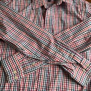 Men’s Banana Republic no iron plaid shirt
Tailored fit like new!